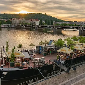 https://helen-homestay-u-hlavni-nadrazi-praha.praguehotelsweb.com